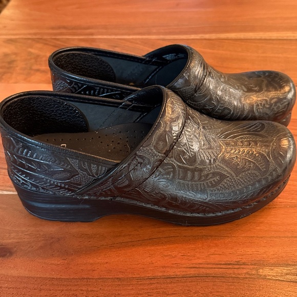 Dansko Women’s Black Embossed Clogs - Picture 3 of 8